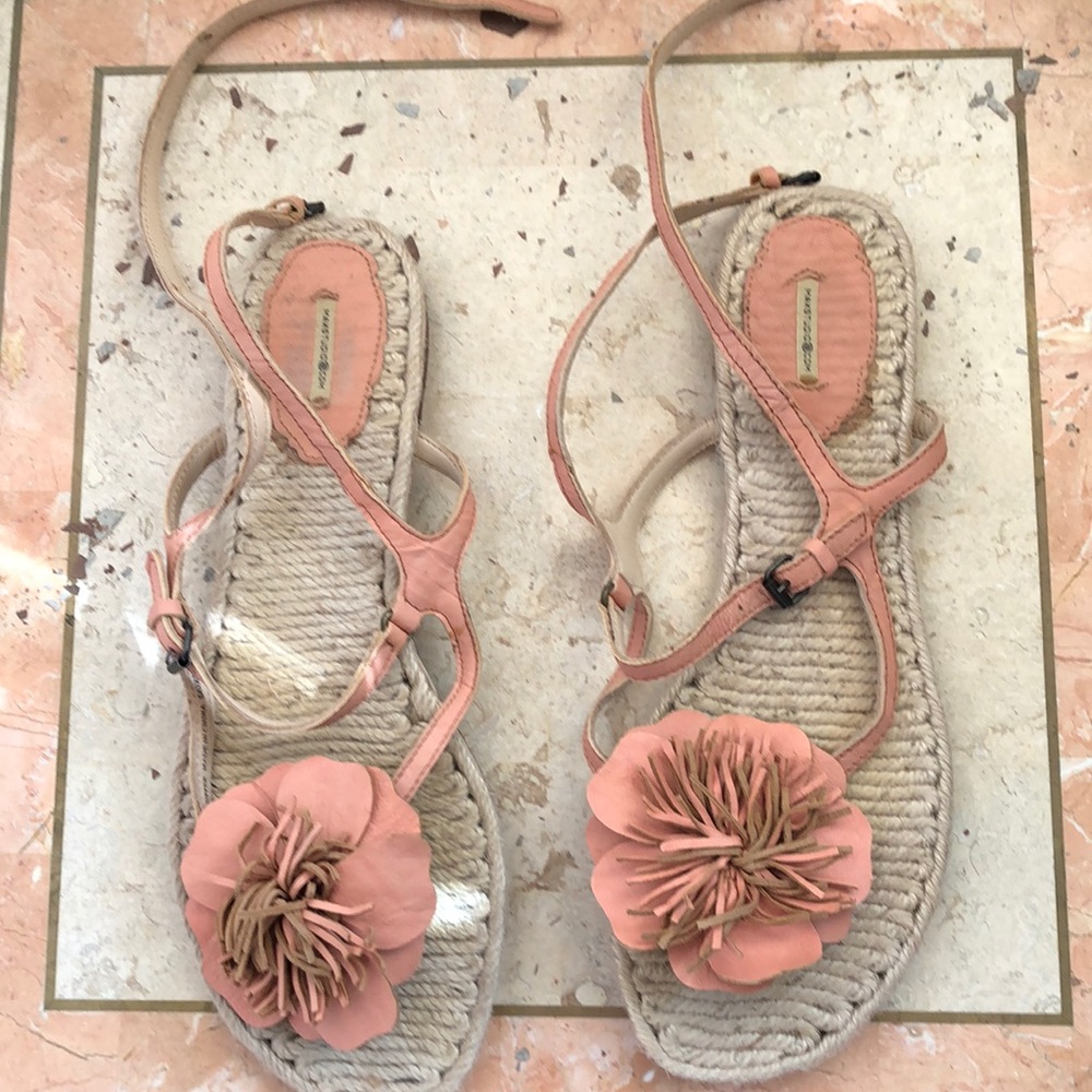 Flat flowered sandals